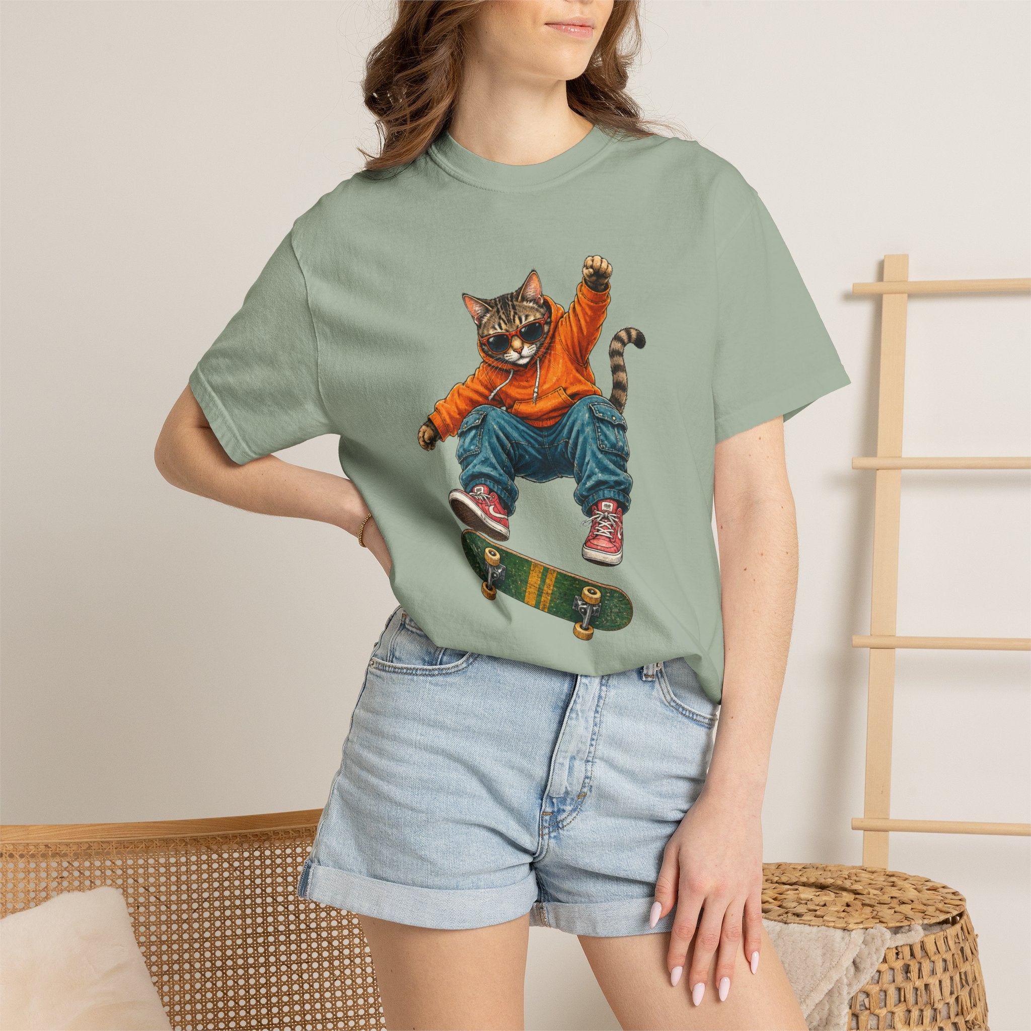 Skateboard Tabby Cat T-Shirt — Streetwear Skateboarder Graphic