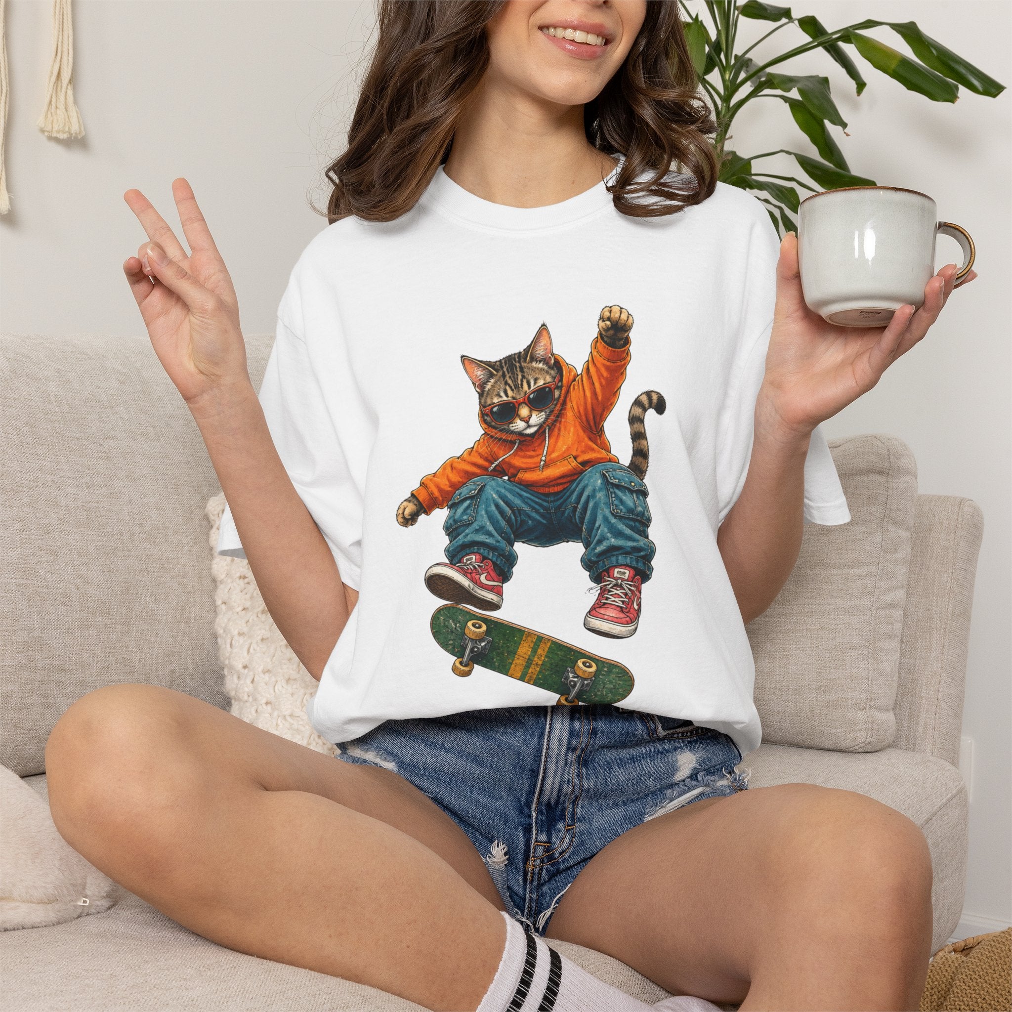 Skateboard Tabby Cat T-Shirt — Streetwear Skateboarder Graphic