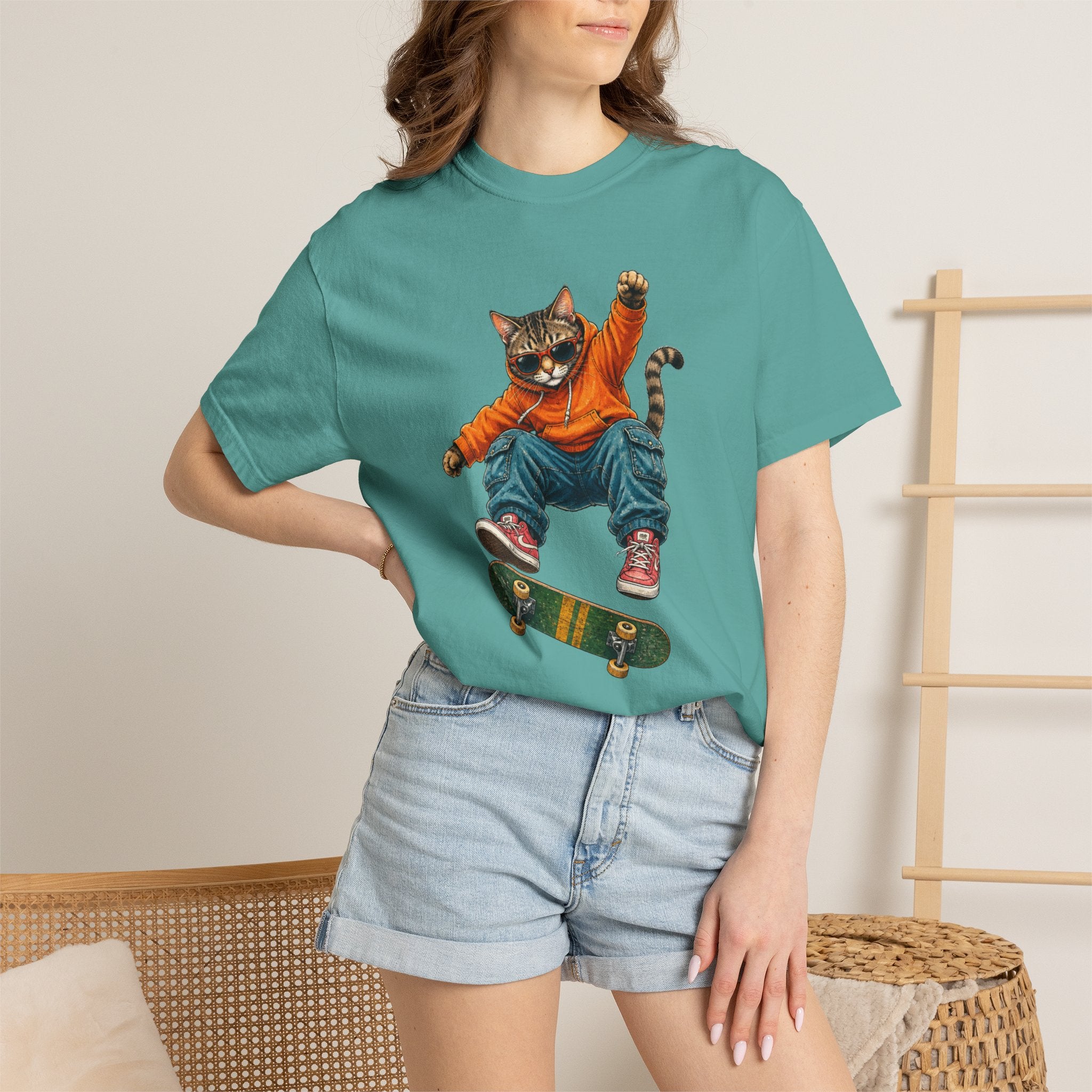 Skateboard Tabby Cat T-Shirt — Streetwear Skateboarder Graphic