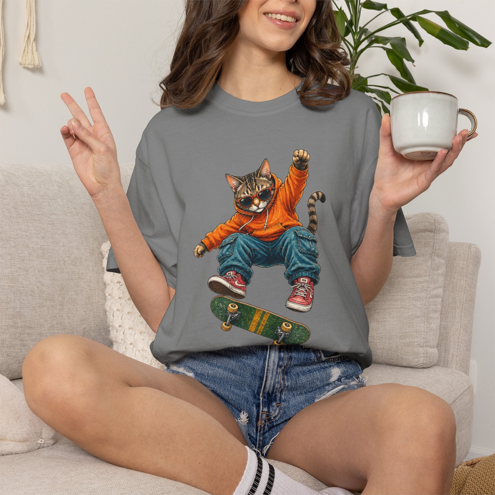 Skateboard Tabby Cat T-Shirt — Streetwear Skateboarder Graphic