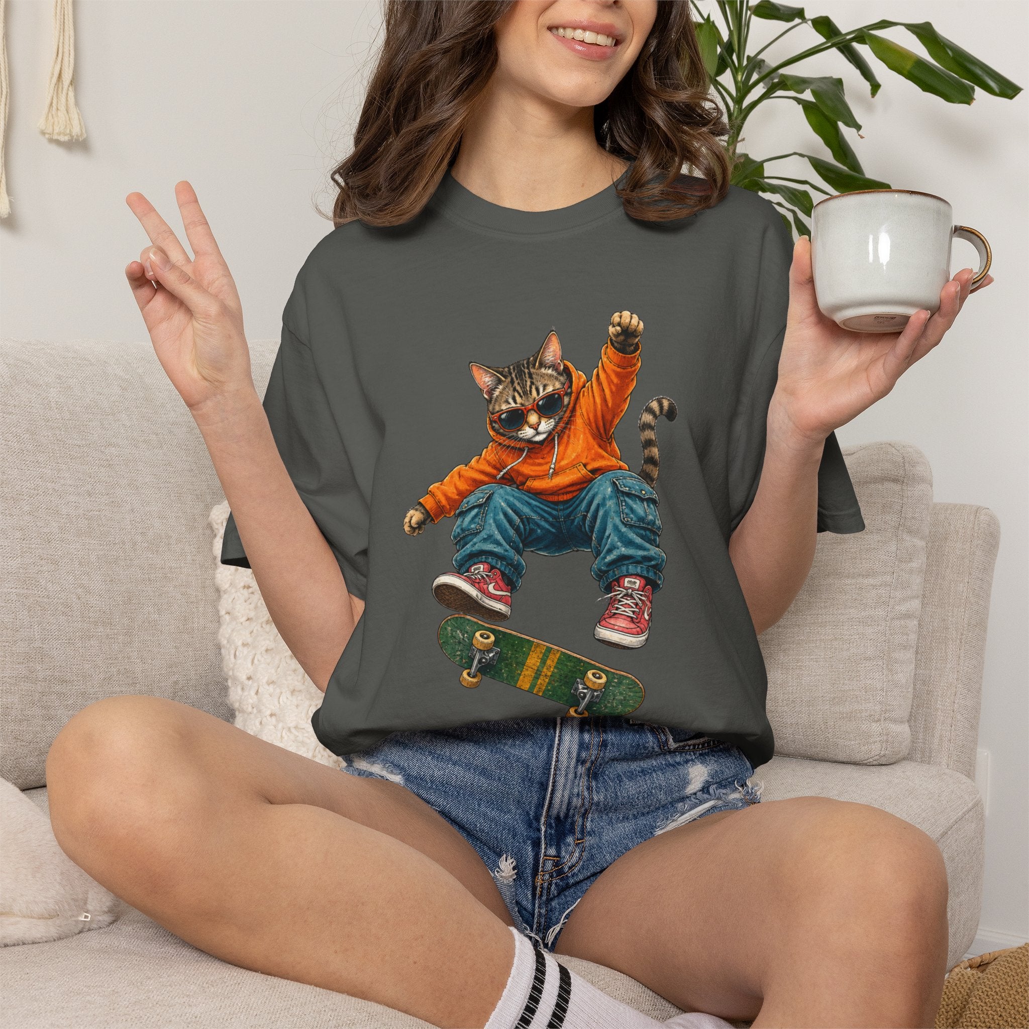 Skateboard Tabby Cat T-Shirt — Streetwear Skateboarder Graphic